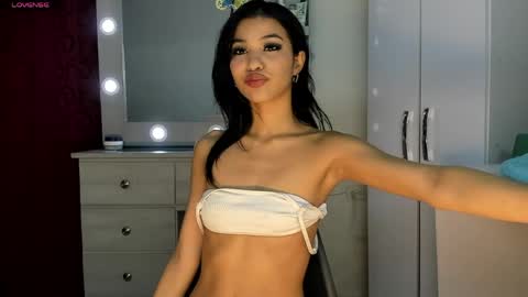 Snapshot of elettra_bennet chatting on June 1, 12:12 am elettra_bennet online show from June 1, 12:12 am