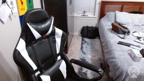 Snapshot of elevatetlb chatting on October 15, 4:45 am Walker online show from October 15, 4:45 am