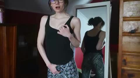 Snapshot of elfenemma chatting on February 3, 5:40 pm Emma online show from February 3, 5:40 pm