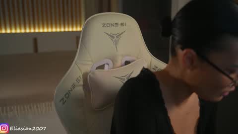 Snapshot of eli_asian chatting on February 26, 12:48 pm Eli online show from February 26, 12:48 pm