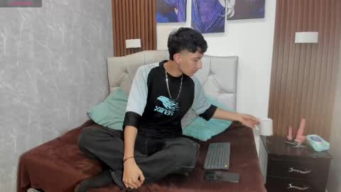 Snapshot of elian_julian chatting on November 6, 1:17 am Elian Julian online show from November 6, 1:17 am