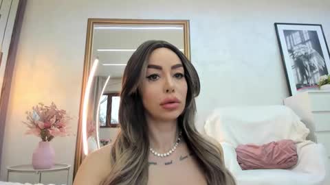 Snapshot of elinamoon_ chatting on February 15, 7:27 am Elina online show from February 15, 7:27 am