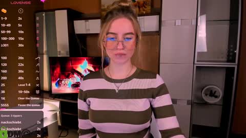 Snapshot of elinor_faith chatting on December 6, 10:52 pm elinor_faith online show from December 6, 10:52 pm