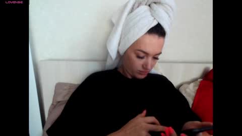 Snapshot of elisa_dove208 chatting on October 6, 7:28 am elisa_dove208 online show from October 6, 7:28 am