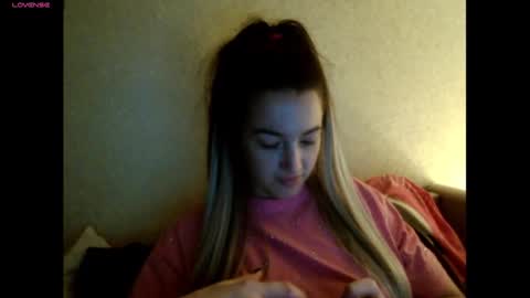 Snapshot of elisa_dove208 chatting on November 30, 3:32 am elisa_dove208 online show from November 30, 3:32 am