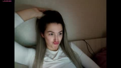 Snapshot of elisa_dove208 chatting on December 1, 4:28 am elisa_dove208 online show from December 1, 4:28 am