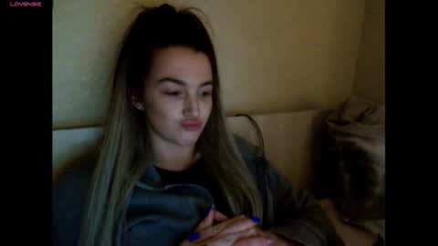 Snapshot of elisa_dove208 chatting on December 2, 5:08 pm elisa_dove208 online show from December 2, 5:08 pm