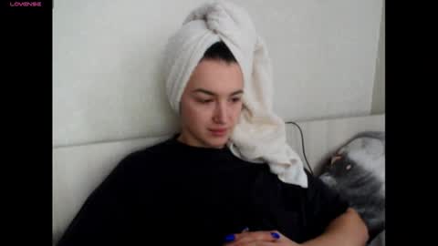 Snapshot of elisa_dove208 chatting on December 4, 6:12 am elisa_dove208 online show from December 4, 6:12 am