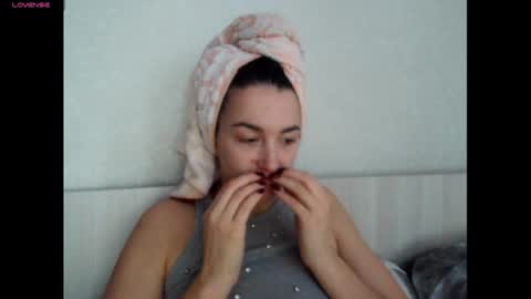 Snapshot of elisa_dove208 chatting on December 16, 5:45 am elisa_dove208 online show from December 16, 5:45 am