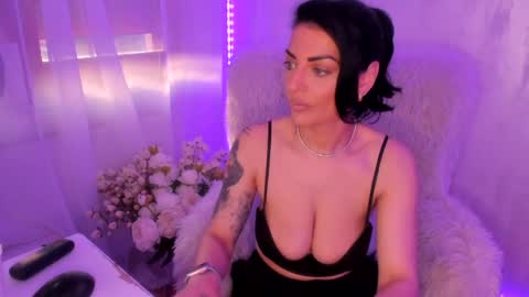 Snapshot of elisabaxter chatting on April 21, 4:30 am Maria online show from April 21, 4:30 am