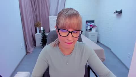 Snapshot of elisabethmills chatting on January 8, 3:17 pm Elisabeth online show from January 8, 3:17 pm