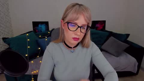 Snapshot of elisabethmills chatting on February 3, 8:35 pm Elisabeth online show from February 3, 8:35 pm