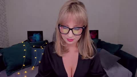 Snapshot of elisabethmills chatting on February 7, 4:14 pm Elisabeth online show from February 7, 4:14 pm