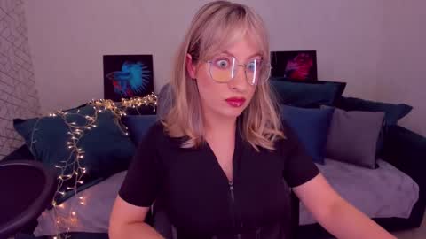 Snapshot of elisabethmills chatting on February 17, 8:36 pm Elisabeth online show from February 17, 8:36 pm