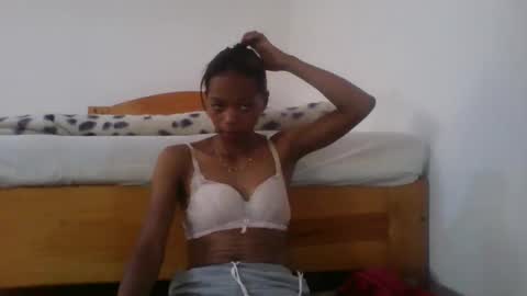 Snapshot of elisacich chatting on February 23, 10:01 am elisacich online show from February 23, 10:01 am