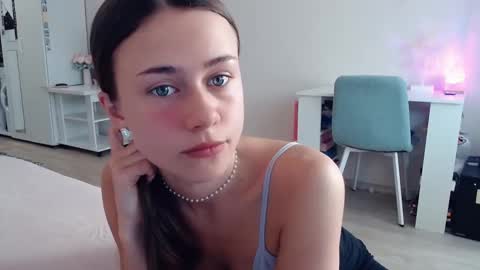 Snapshot of eliscuteblonde chatting on October 17, 4:48 am Elis online show from October 17, 4:48 am