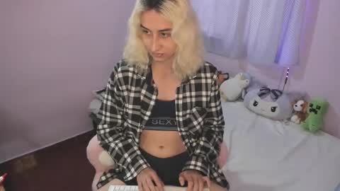 Snapshot of elisdarling chatting on February 17, 9:21 pm elisdarling online show from February 17, 9:21 pm