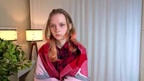 Snapshot of eliselauder chatting on November 18, 1:11 am Viola online show from November 18, 1:11 am