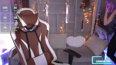 elisevelour online show from March 29, 12:38 pm