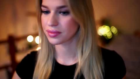 Snapshot of elister_alison chatting on October 1, 11:38 am Sunflower online show from October 1, 11:38 am