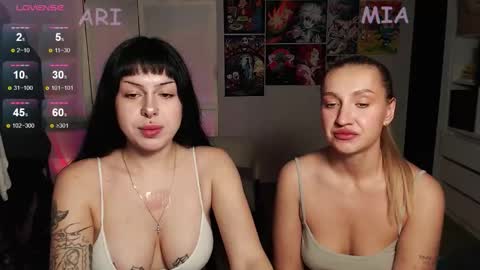 Snapshot of eliza_benet_ chatting on October 4, 2:04 pm Ari online show from October 4, 2:04 pm