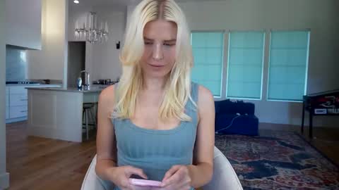 Snapshot of eliza_lizbethx chatting on November 10, 8:52 pm Liz online show from November 10, 8:52 pm