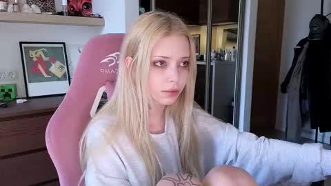 Elizabeth online show from March 30, 1:01 pm