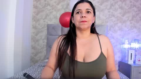 Snapshot of elizabeth_colleman chatting on February 18, 9:53 pm Elizabeth online show from February 18, 9:53 pm