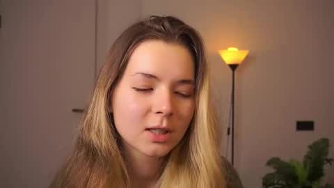 Snapshot of elizabethennals chatting on September 15, 6:19 pm Elizabeth online show from September 15, 6:19 pm