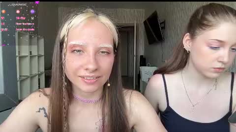 Snapshot of elizabethh_brown chatting on July 2, 8:53 am elizabethh_brown online show from July 2, 8:53 am