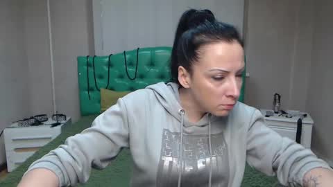 Snapshot of elizabethsho chatting on January 30, 6:32 pm ElizabethSho online show from January 30, 6:32 pm