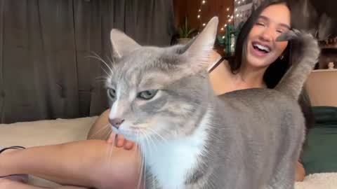 Ella online show from April 16, 2:07 pm