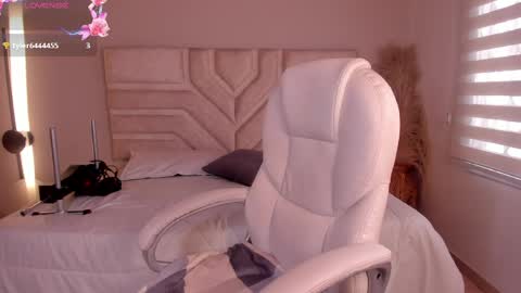 Snapshot of ella__olmos chatting on May 20, 2:01 pm Ella Olmos online show from May 20, 2:01 pm