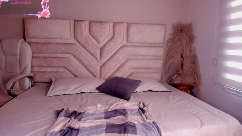 Snapshot of ella__olmos chatting on May 21, 2:46 pm Ella Olmos online show from May 21, 2:46 pm