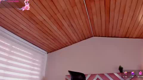Snapshot of ella__olmos chatting on June 9, 2:06 pm Ella Olmos online show from June 9, 2:06 pm