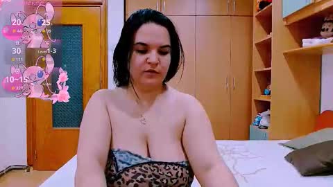 Snapshot of ella_diamonds chatting on October 8, 6:44 am Ella online show from October 8, 6:44 am