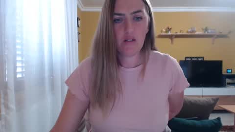 Snapshot of ella_max_live chatting on March 10, 8:04 am Ella  Max online show from March 10, 8:04 am