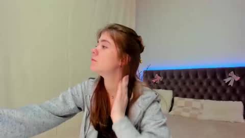 Snapshot of ella_mayers chatting on March 8, 9:18 pm Ella Mayers online show from March 8, 9:18 pm