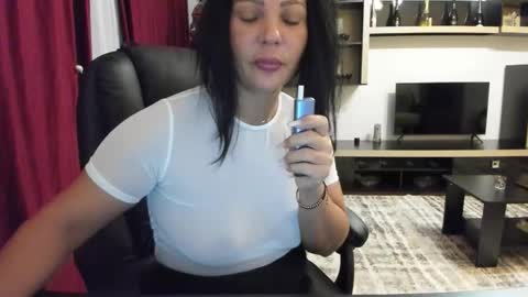 Ella online show from December 21, 2:24 pm