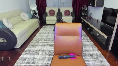 Ella online show from February 9, 6:01 pm