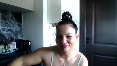 Snapshot of ella_sweety0 chatting on June 25, 10:09 am Ella online show from June 25, 10:09 am