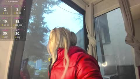 ella_vee online show from February 6, 6:51 am