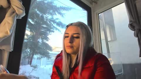 ella_vee online show from February 19, 7:15 am