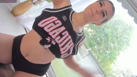 ella_vee online show from April 22, 6:27 am