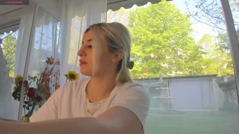 Snapshot of ella_vee chatting on April 24, 5:54 am ella_vee online show from April 24, 5:54 am