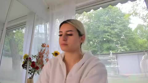 Snapshot of ella_vee chatting on May 2, 5:34 am ella_vee online show from May 2, 5:34 am