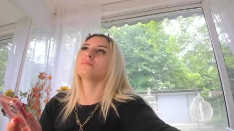 Snapshot of ella_vee chatting on May 8, 4:51 am ella_vee online show from May 8, 4:51 am