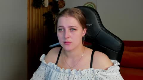 EllaBells online show from April 13, 5:02 am