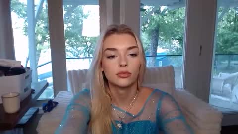 Snapshot of ellalowe chatting on April 26, 11:24 pm ellalowe online show from April 26, 11:24 pm