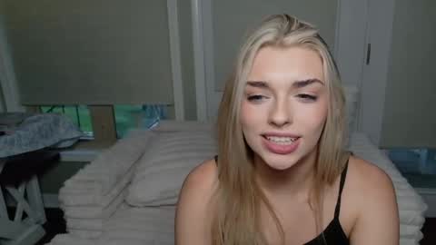 Snapshot of ellalowe chatting on May 20, 11:55 pm ellalowe online show from May 20, 11:55 pm